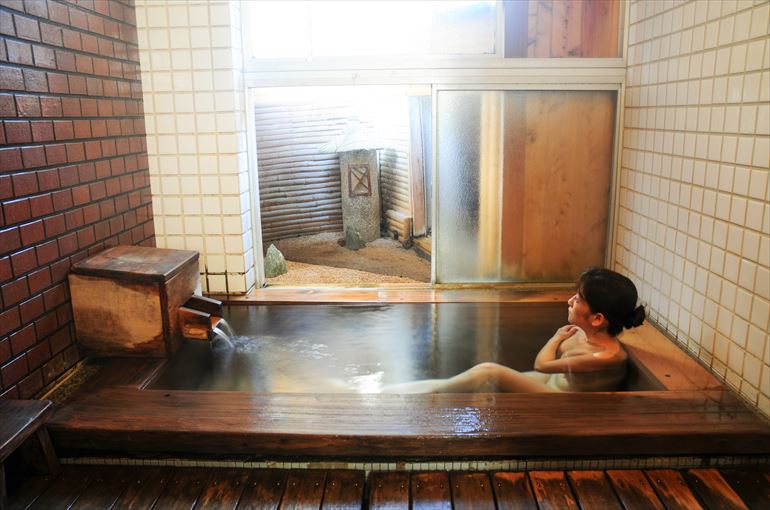 奈良時代からこんこんと湧き出る源泉を使った檜の貸切風呂
