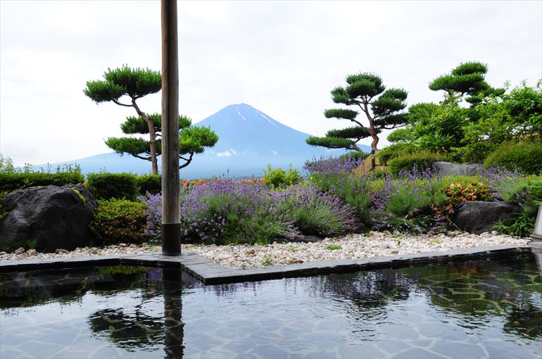 大浴場の露天風呂から眺める富士の姿（7月8日／am9:36撮影）