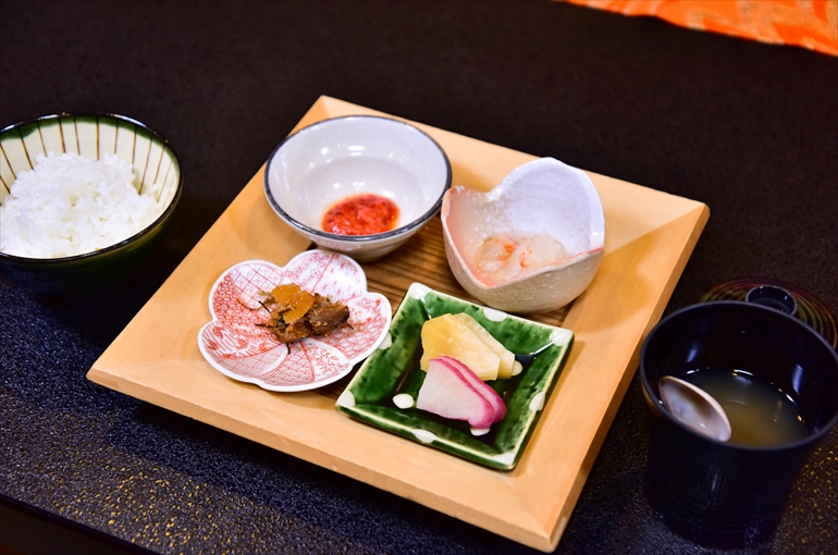 赤井川村産「ななつぼし」と浅利の味噌汁など