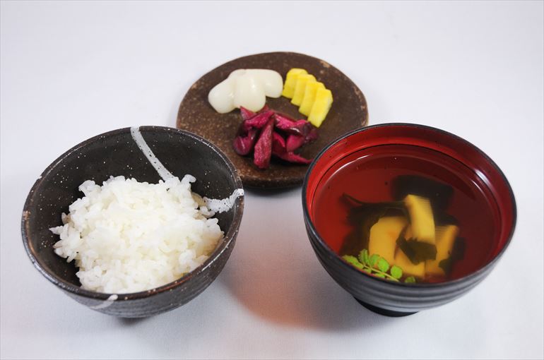 食事「湯けむり米 若竹椀 香の物」
