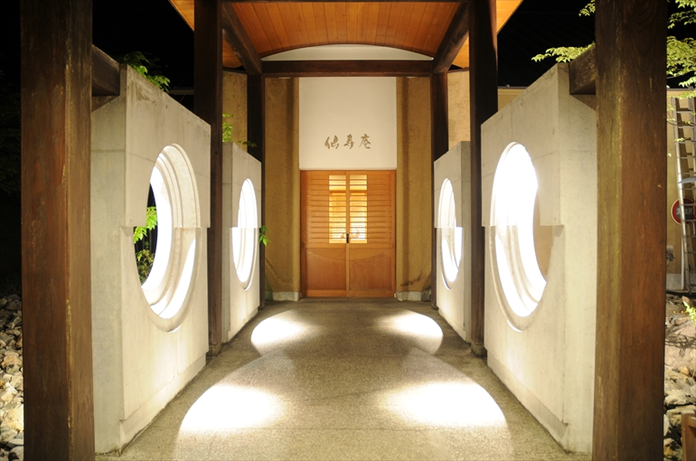 「別邸 仙寿庵」の玄関及び曲面廊下1