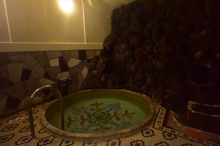 レトロな雰囲気満載の「大正風呂」男湯