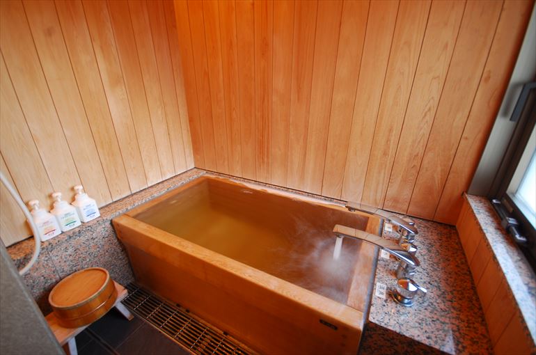 「月心亭」551号室の檜の温泉内風呂