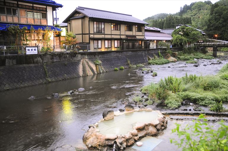 「丸長旅館」はその芹川沿いに建ち、「ガニ湯」を見下ろす絶好のロケーション