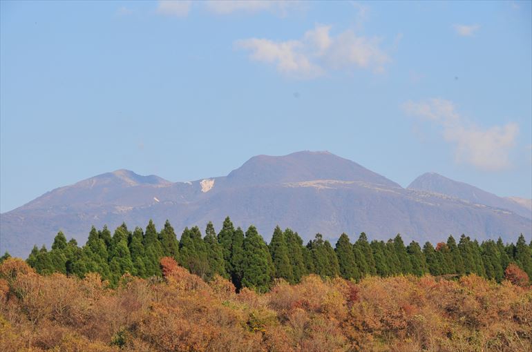 九重連山（左から星生山・久住山・稲星山）～熊本県小田温泉から（2010年11月中旬撮影）