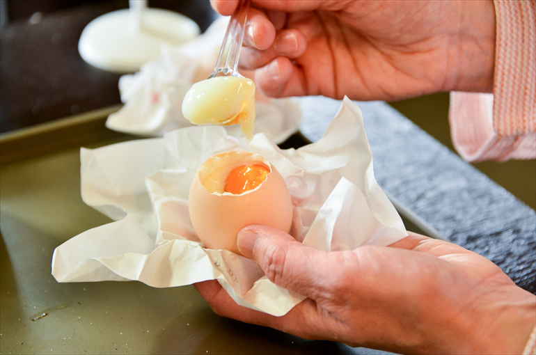 山中温泉総湯「菊の湯」男湯の前では温泉卵を作れる