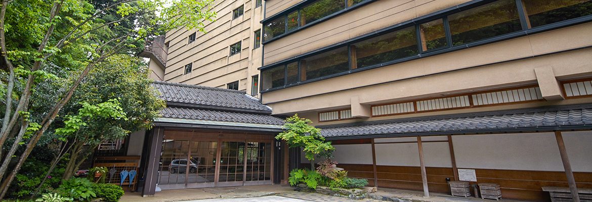 石川県山代温泉に佇む全45室を持つ老舗の大型旅館