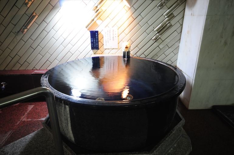 歴史ある山代の湯が注がれる「多々見」の女湯・陶器風呂
