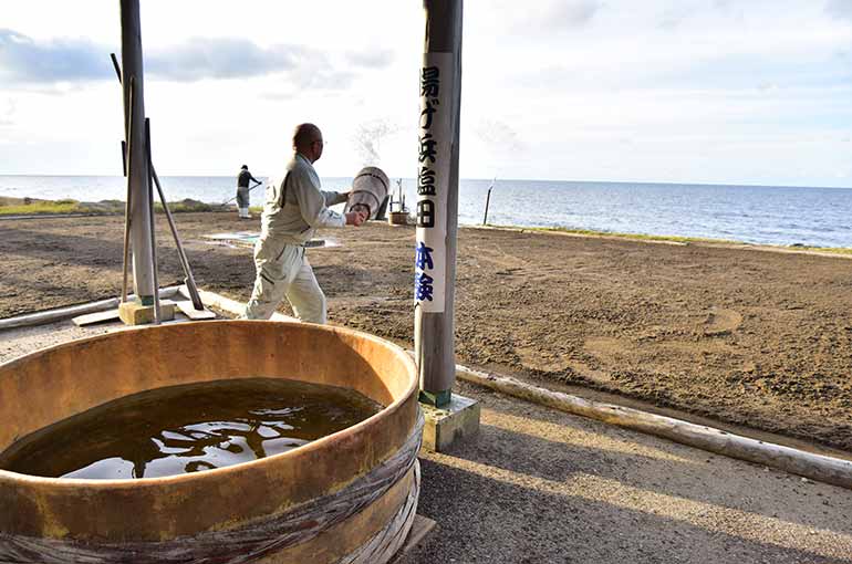 揚げ浜式でかん水を作る工程