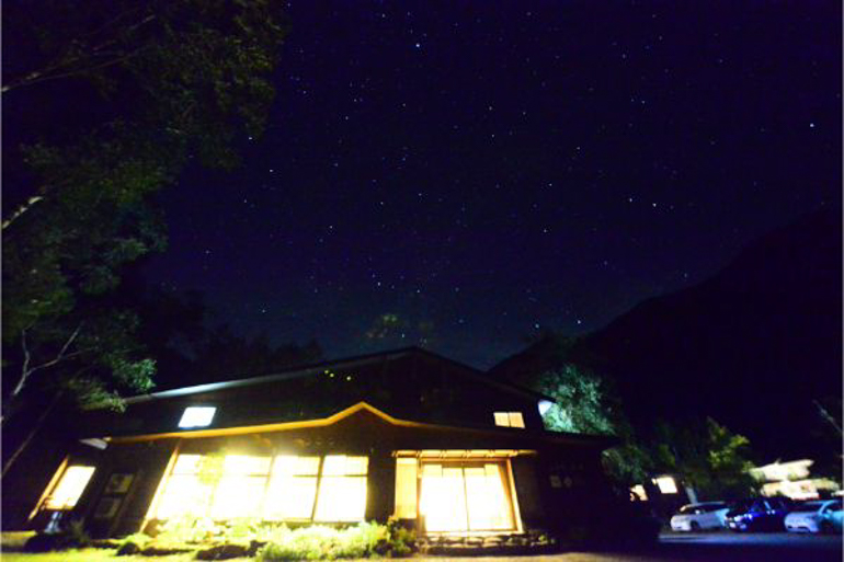 「山水館信濃」の外観(夜)