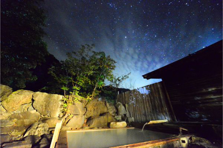 「山水館信濃」男性大浴場の露天風呂(夜)