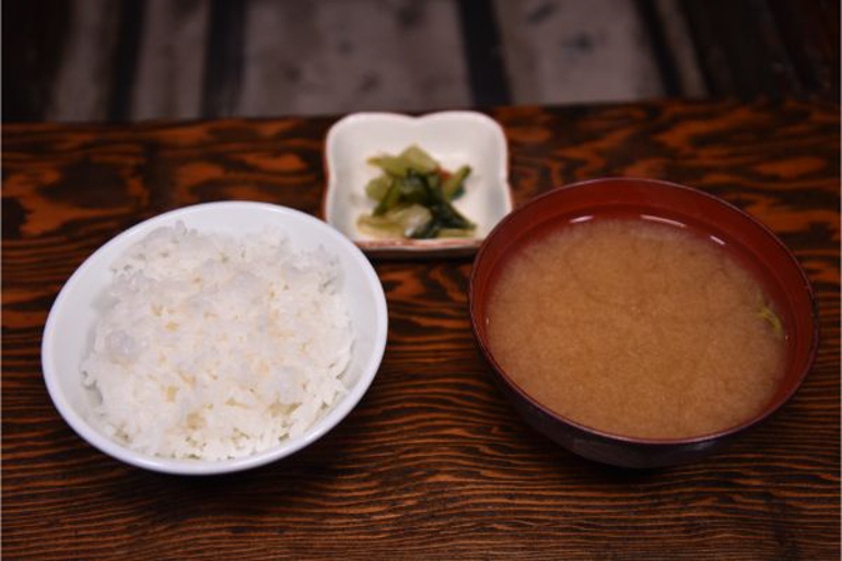 お食事「お味噌汁／野沢菜漬け」