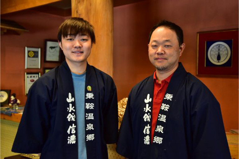 専務の奥灘充氏(右)と息子の慎太郎氏(左)