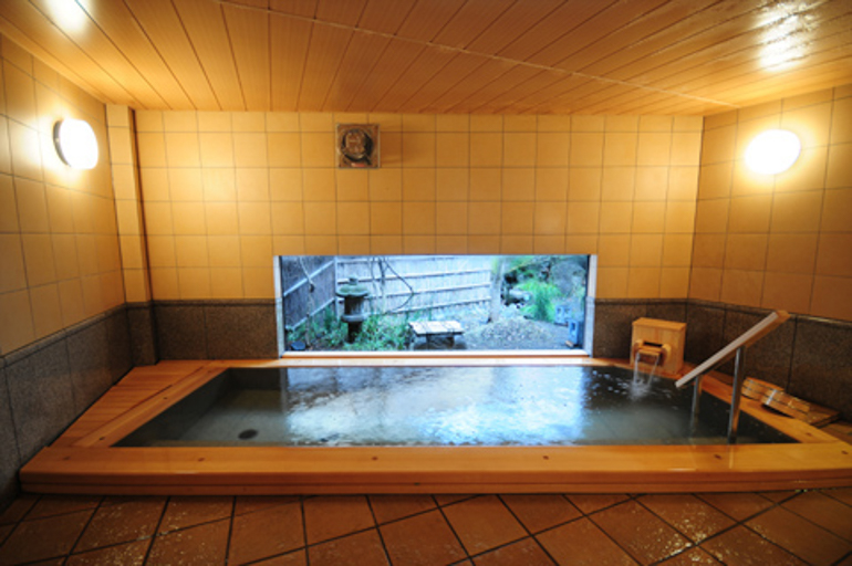 Indoor and open-air baths in Large Public Bath B 1