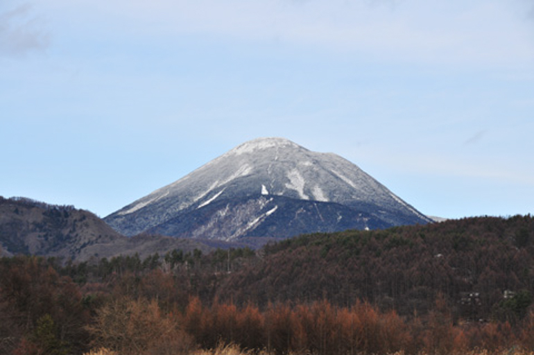 Mt. Tateshina (2,530 m), located north of the inn. Taken in December.