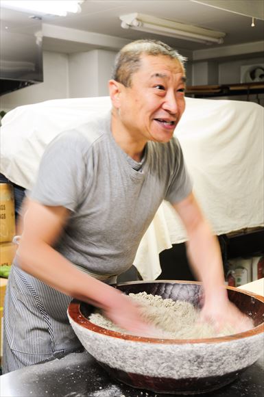 蕎麦打ちを披露する館主・花岡貞夫さん（撮影：1月）