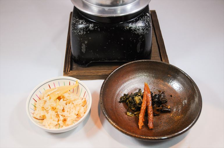 釜めしの筍ご飯と香の物