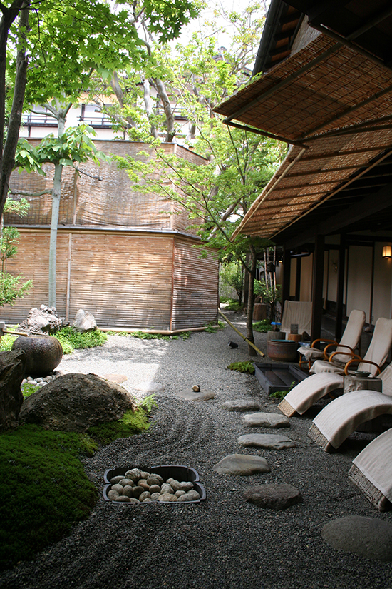 龍安寺を彷彿とさせる石庭「七福の庭」 〔画像提供〕旅館すぎもと