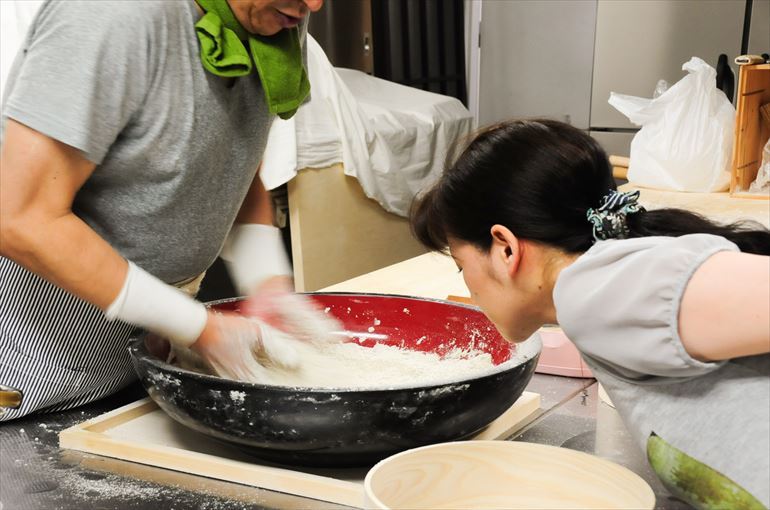 蕎麦粉の華やかな香りをお客に・・・