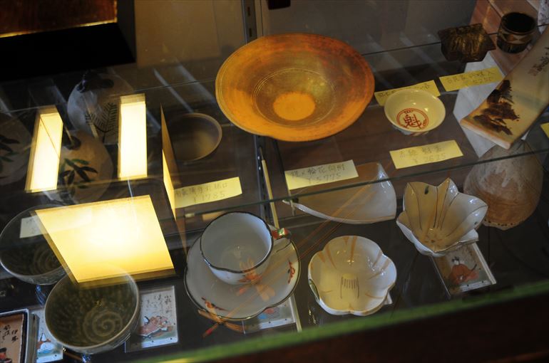 和歌が描かれた皿を筆頭とする各種焼物や、民芸を連想させる品物が揃う売店