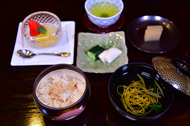 筍の炊き込みごはんとジュンサイのお吸い物、デザート