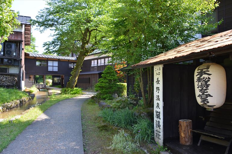 駐車場からフロントのある本館へのアプローチ