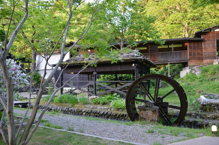 ○敷地内に流れる小川にある水車