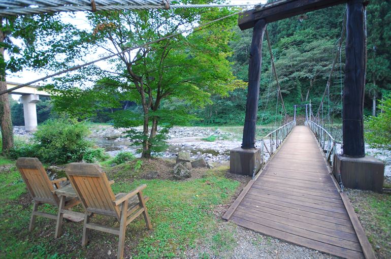 「嵐渓荘」のつり橋