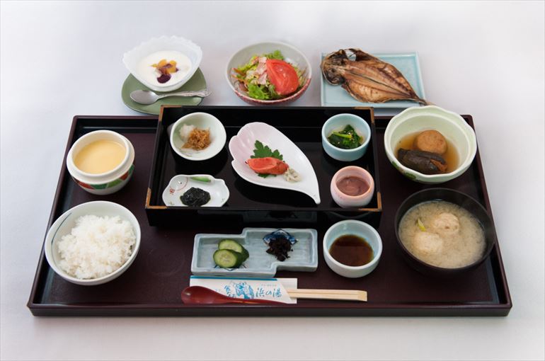 夕食に続いて朝食にも豪華な刺身盛りがセットされるのは「浜の湯」名物