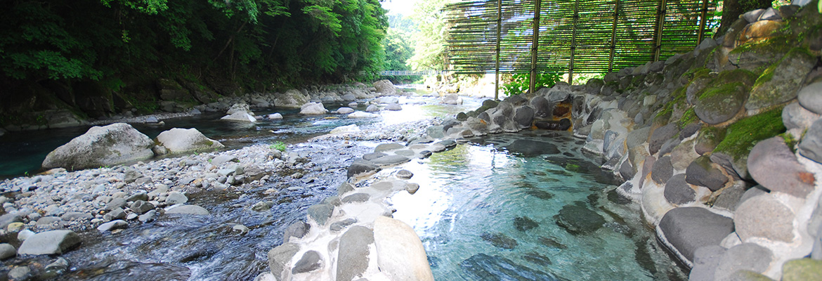 貸切露天岩風呂など全てが源泉100％かけ流しの温泉