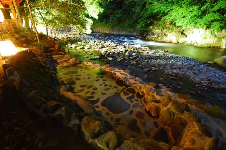 狩野川沿いの貸切露天岩風呂 夜