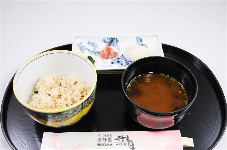 食事「玉露御飯 赤出汁　香の物」