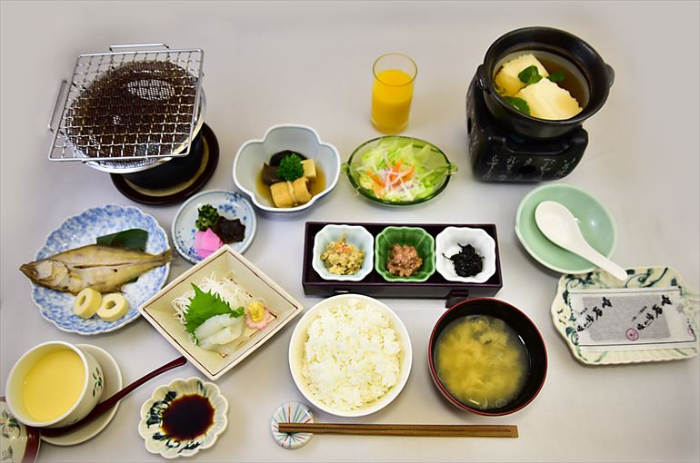 朝食の一例（4月取材）