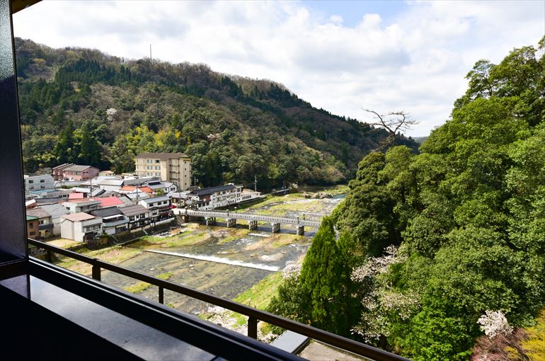 依山楼岩崎から見る三徳川と三朝温泉街