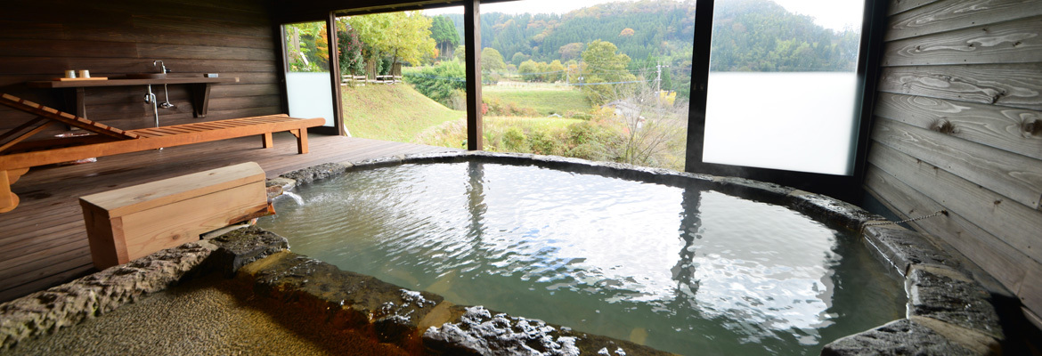 Guest room open-air bath with 100% free-flowing hot spring