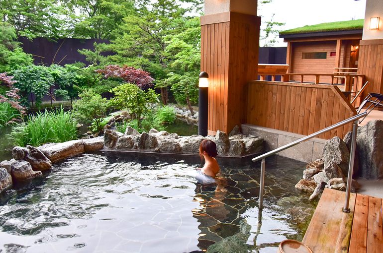 大浴場「森の湯屋」の露天風呂