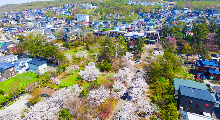 「おたる宏楽園」の全景（春）