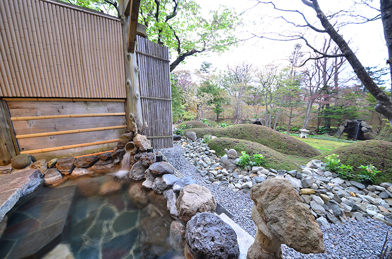 和室タイプ「すみれ」の客室露天風呂