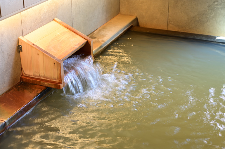 この宿の名物風呂「仁乃湯」(めぐみのゆ)の湯口