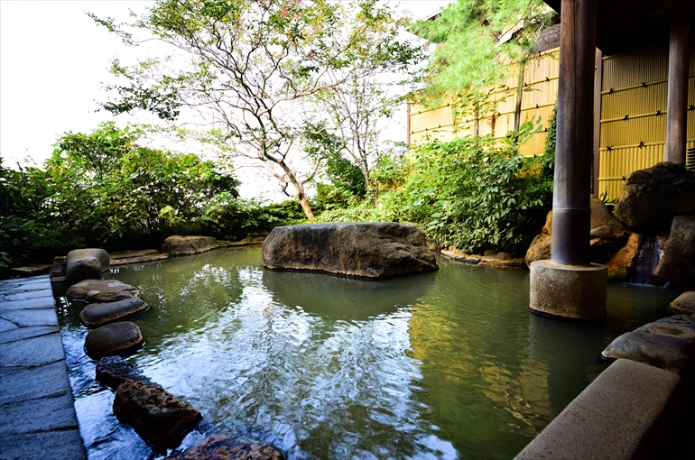 黄金（こがね）の湯が溢れる露天風呂「男湯」