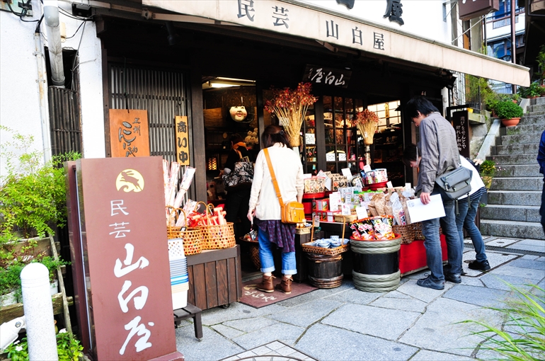 カフェ＆バー楽水楽山「伊香保おかめ堂本舗」のメンバーである真淵智子さんが営む「民芸の山白屋」（石段街）