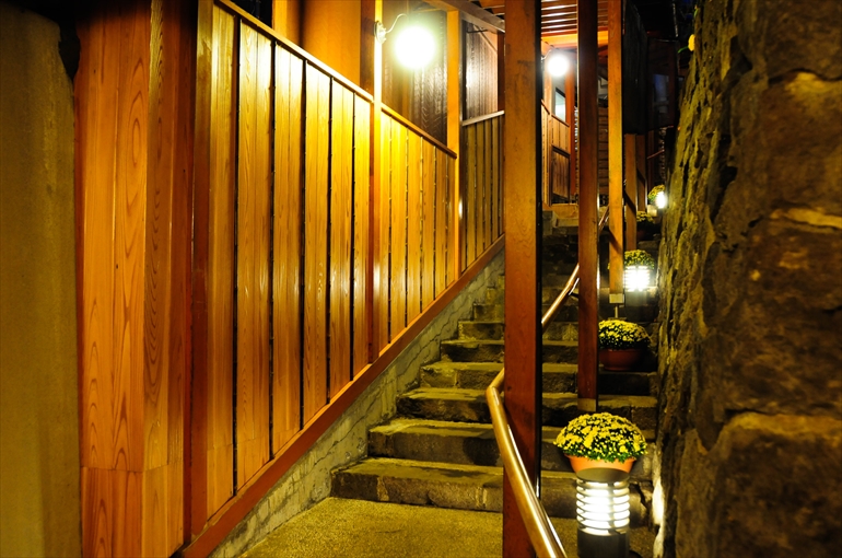 本館と別館「鶴の居」を結ぶ階段
