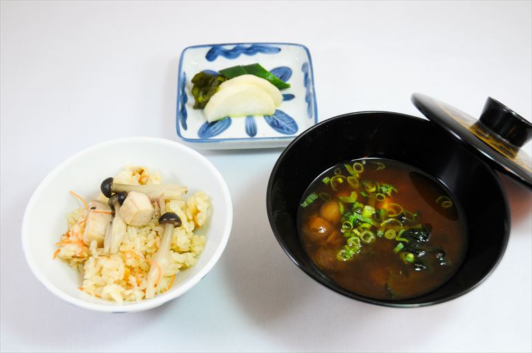 ご飯「上州鶏めし」　止椀「赤出汁」　香の物「沢庵・胡瓜・しば漬」