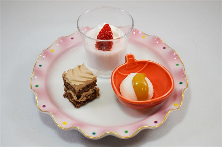 デザート　「いちごプリンとバニラアイスキャラメルソースがけとチョコレートケーキ」