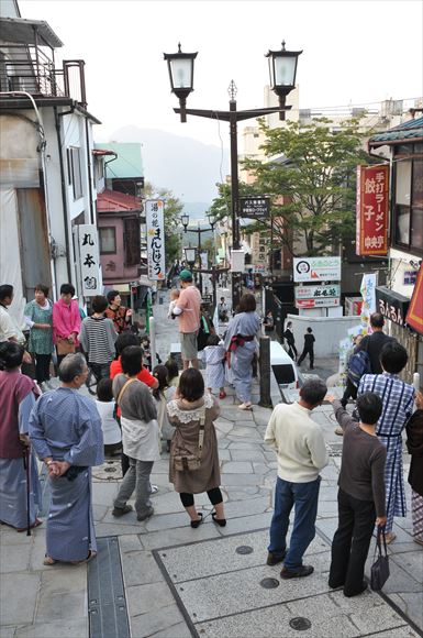 観光客で賑わう石段街