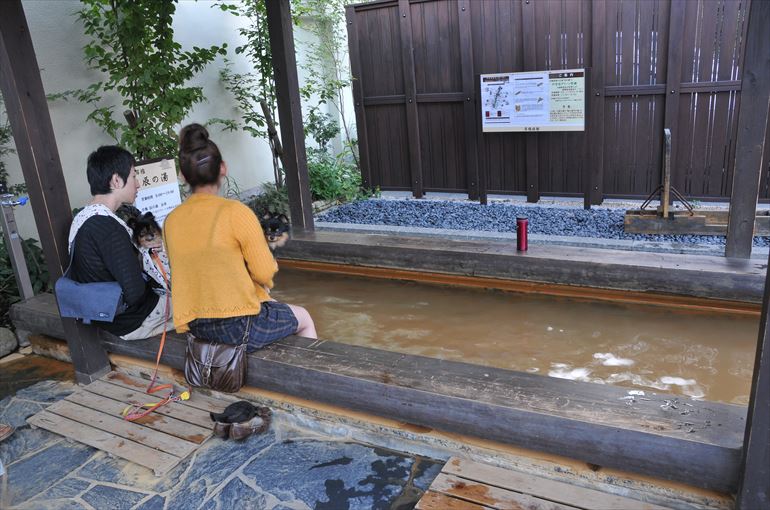 石段街にある足湯の休憩処