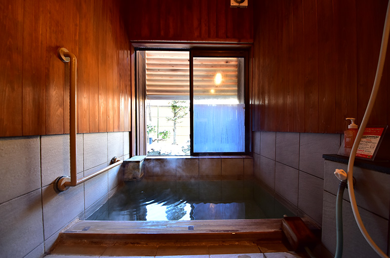 庭園貸切風呂「熱の湯」～湯畑源泉を使用（2023年12月撮影）