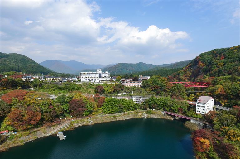 赤谷湖から見る猿ヶ京温泉及び、猿ケ京ホテルの様子