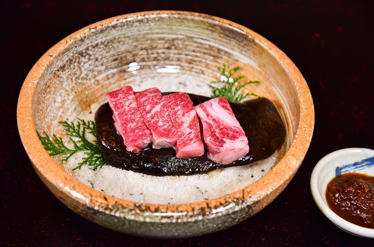 夕食は大女将手作りの花豆の蜜煮や、上州牛の石焼ステーキに舌鼓2