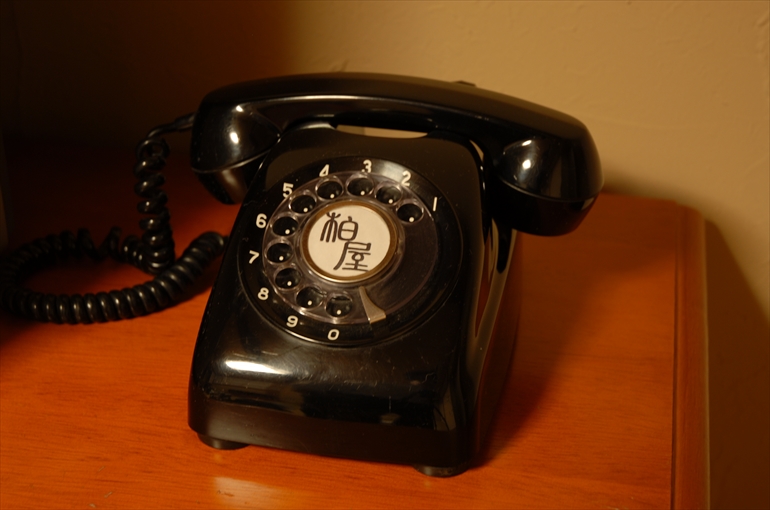 「柏屋旅館」のアイコン的存在の客室の黒電話／柏屋カフェの温泉マーク・カプチーノ1